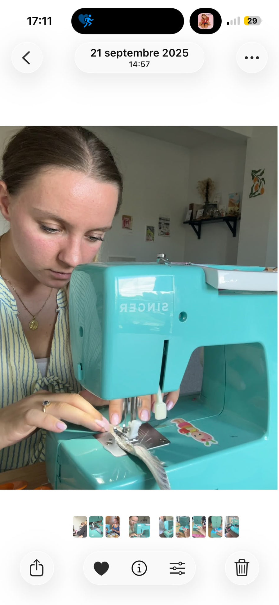La créatrice dans son atelier