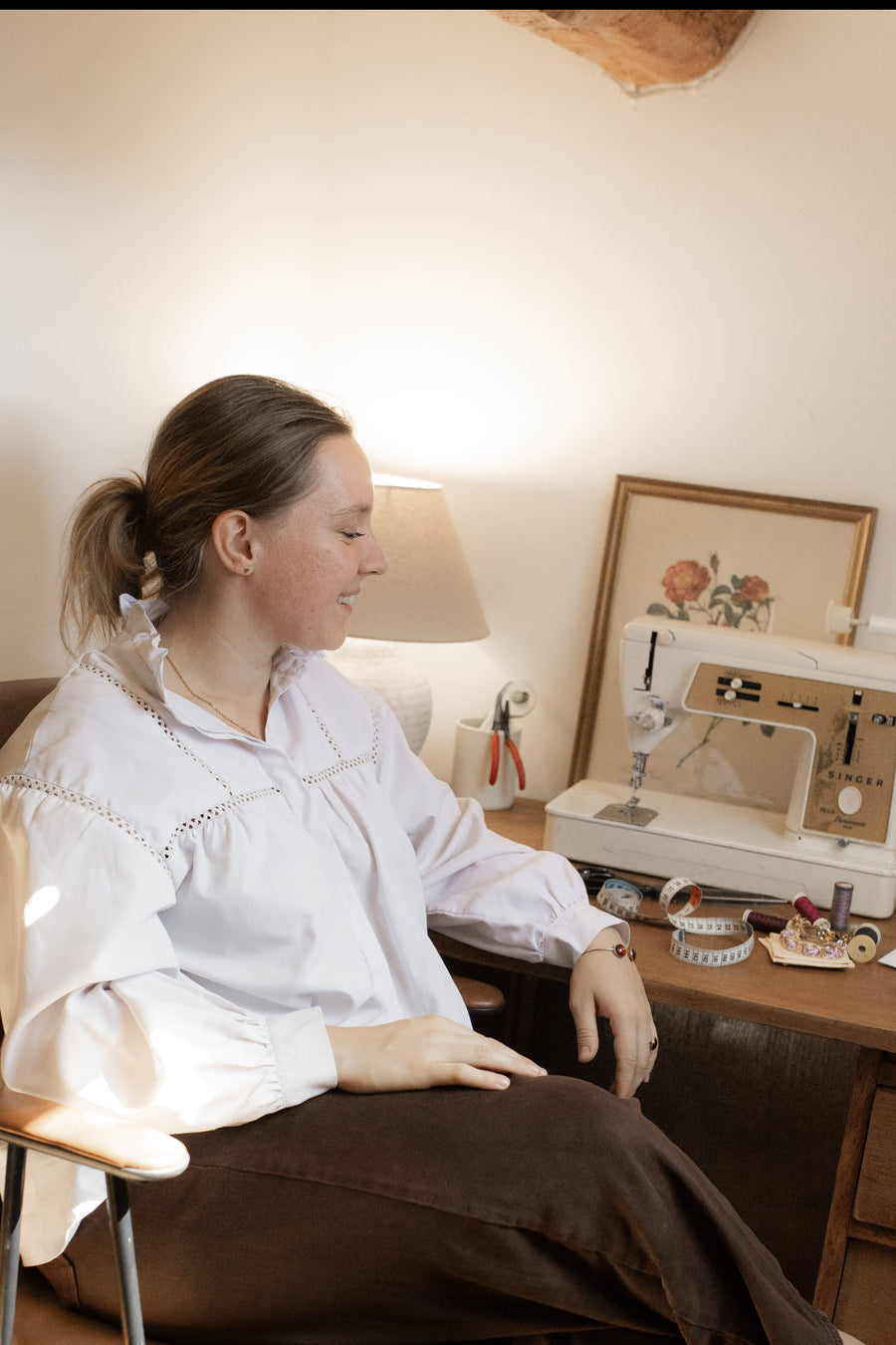 La créatrice dans son atelier